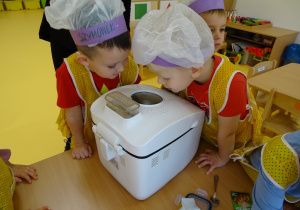 12 Dzieci zaglądają jak maszyna miesza ciasto na chleb
